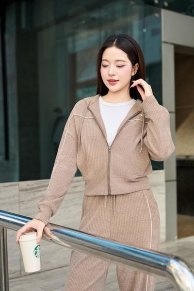 Áo khoác nỉ cừu bo gấu có mũ phối lé trẻ trung.