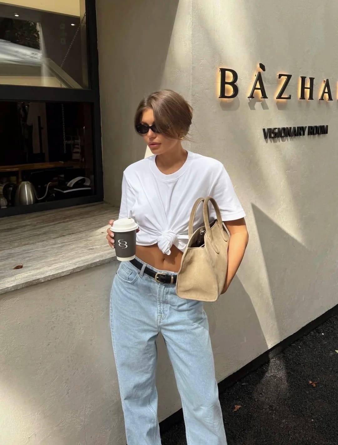 cách buộc áo phông thành croptop