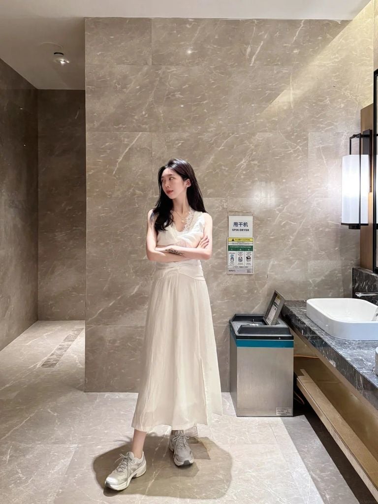 Cách mix đồ với giày thể thao nữ