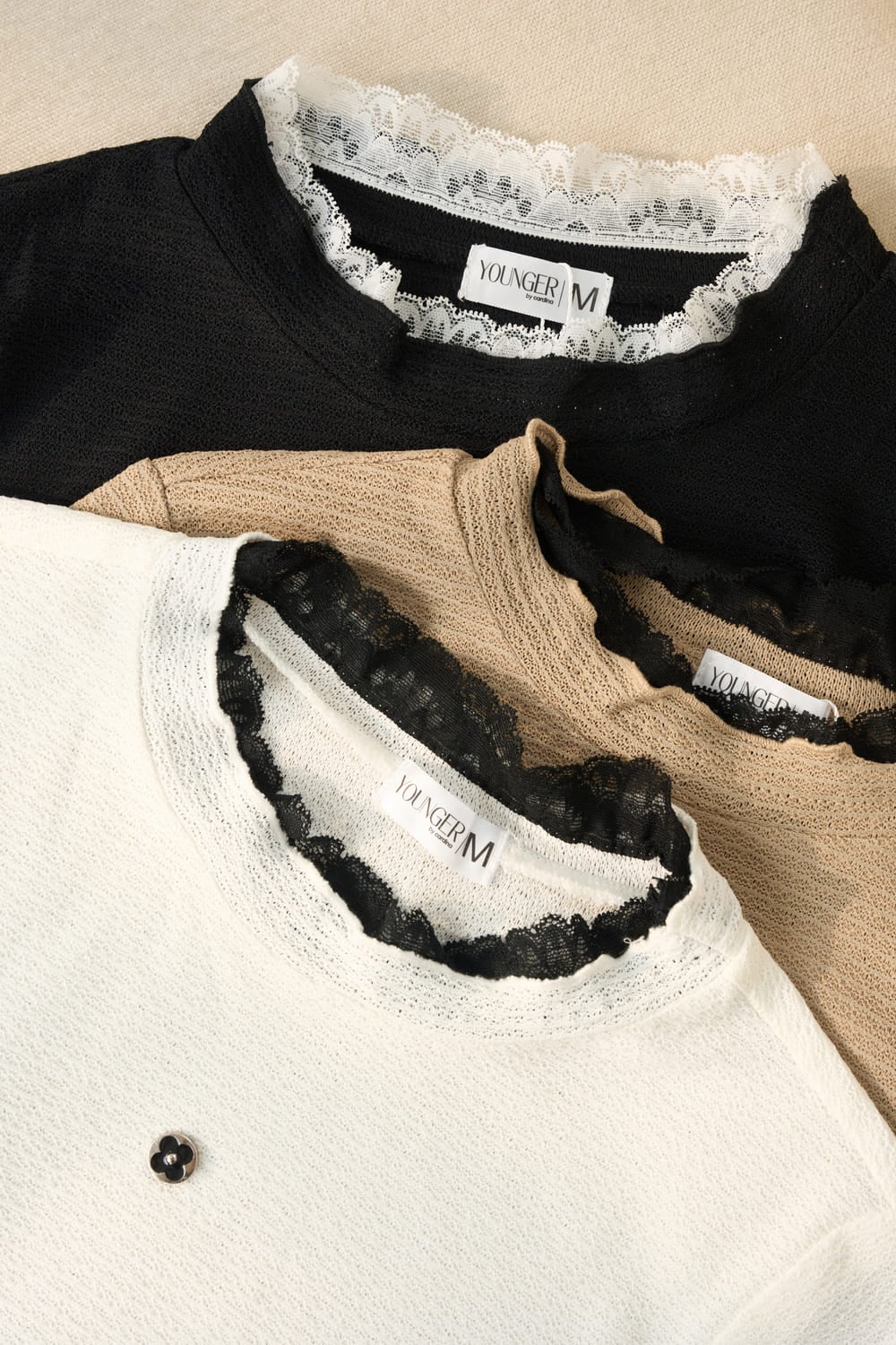 Áo nữ Younger dòng Thanh lịch vải len xốp dáng tay lỡ cổ tròn phối viền ren