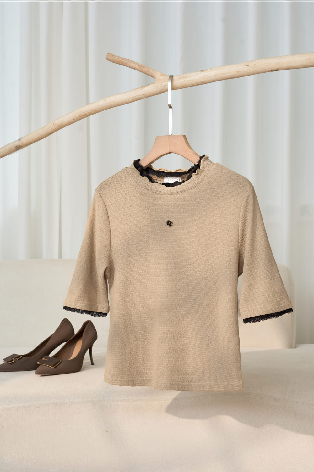 Áo nữ Younger dòng Thanh lịch vải len xốp dáng tay lỡ cổ tròn phối viền ren