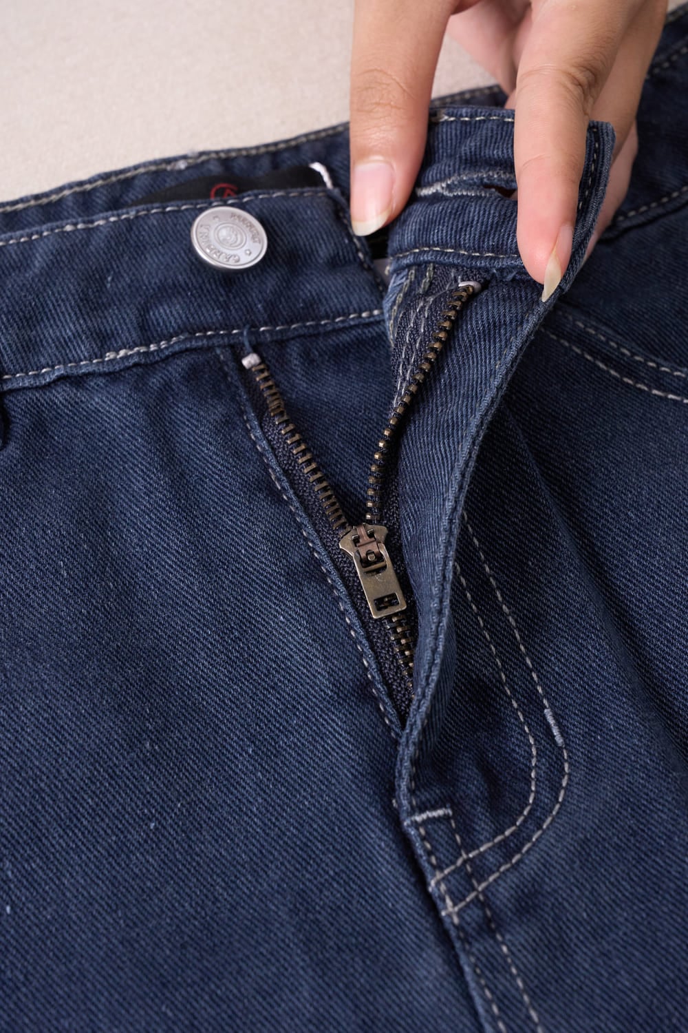 Chân váy jean suông túi tròn xẻ sau