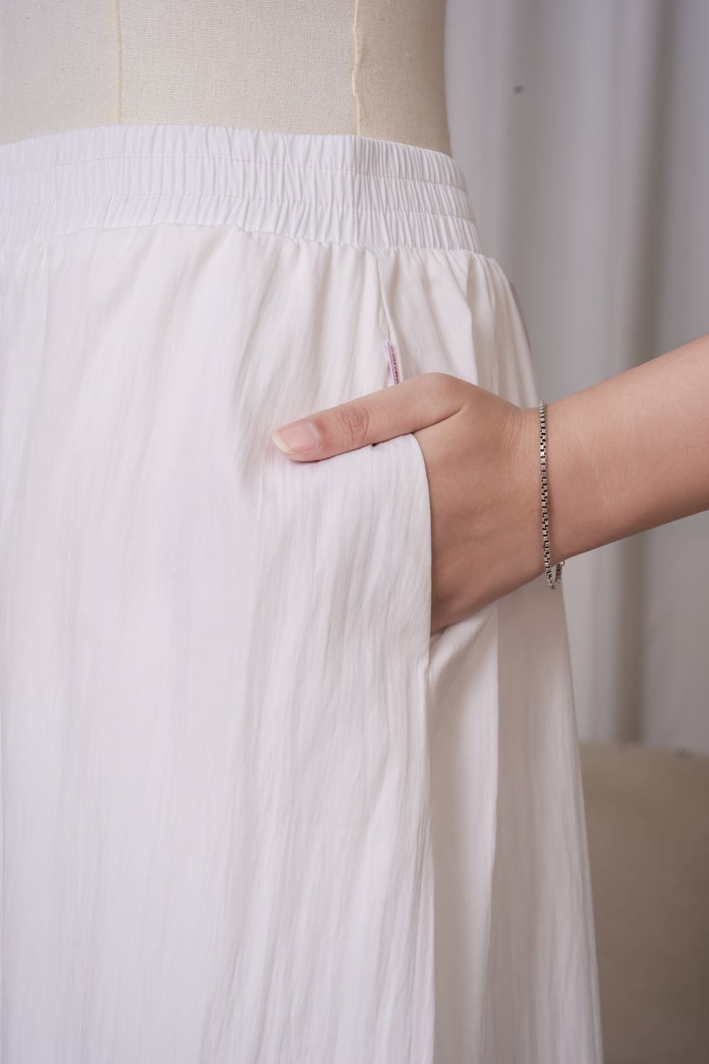 Chân váy thô gió maxi bấu ly phối gấu
