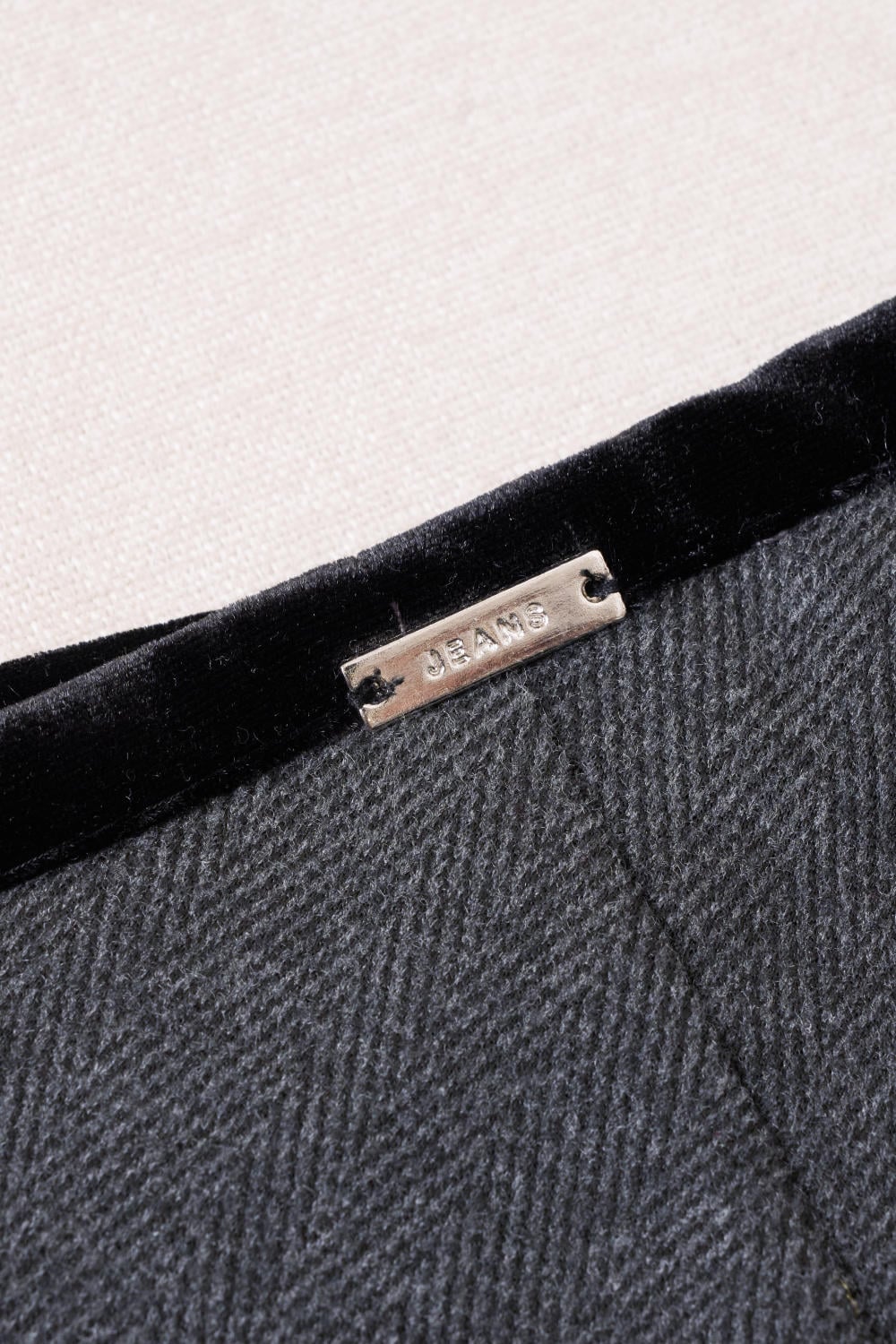 Chân váy dạ dáng chữ A dài phối viền cạp nhung Fresh.