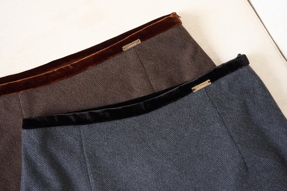 Chân váy dạ dáng chữ A dài phối viền cạp nhung Fresh.