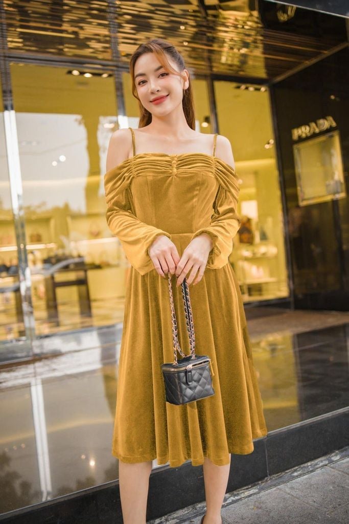 mẫu đầm nhung tuổi trung niên