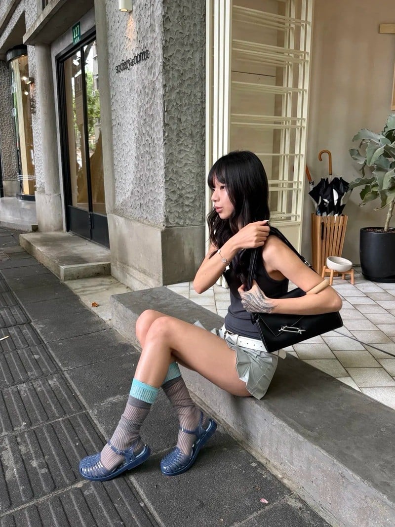 Giày nhựa nữ kết hợp với chân váy