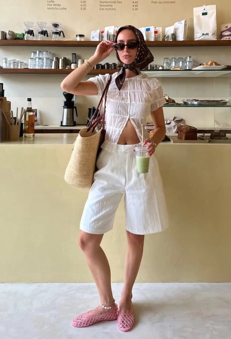 Giày nhựa nữ mix cùng áo croptop