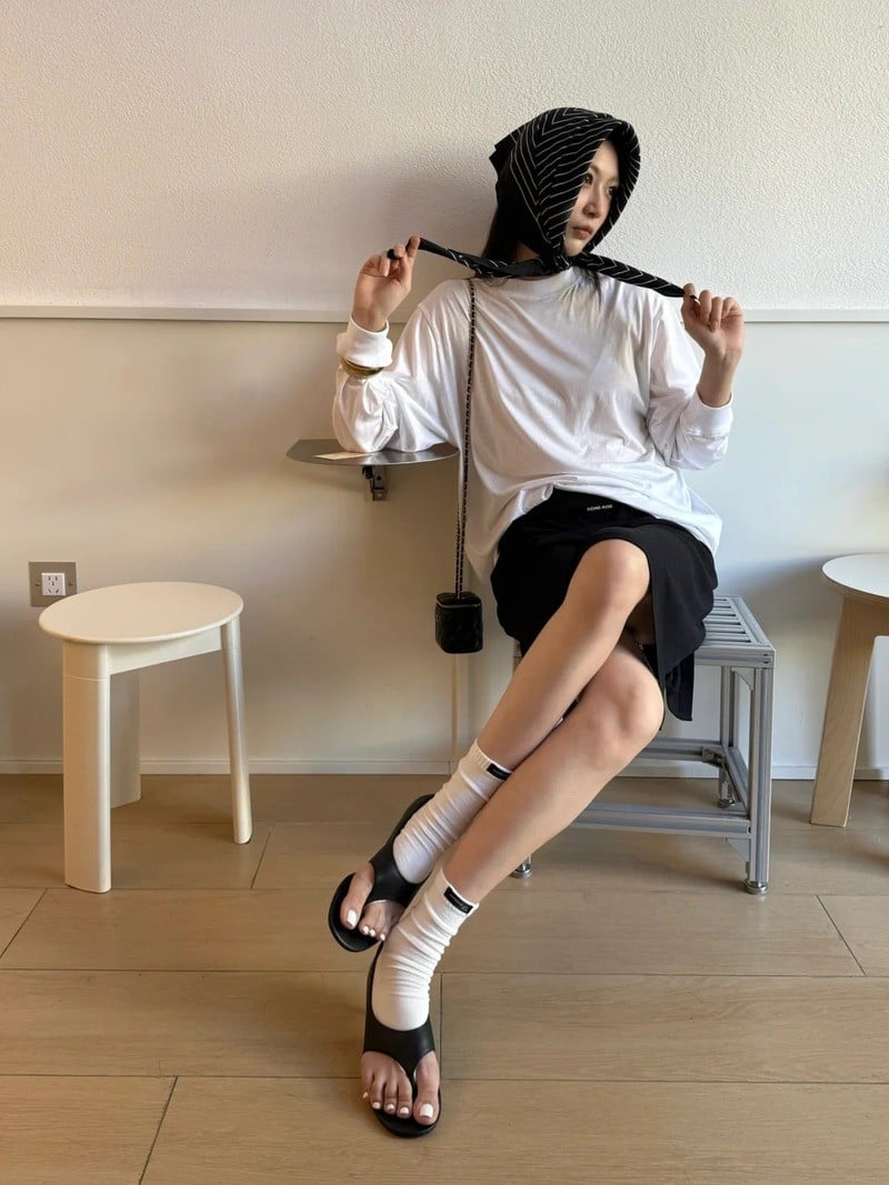 Giày nhựa nữ kết hợp với chân váy