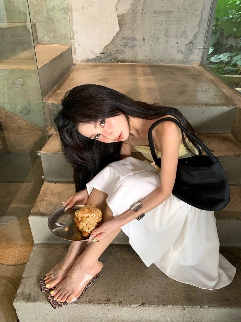 Giày nhựa nữ kết hợp với chân váy