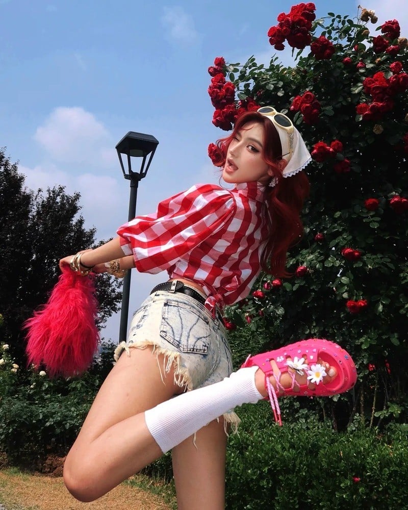 Giày nhựa nữ mix cùng quần short