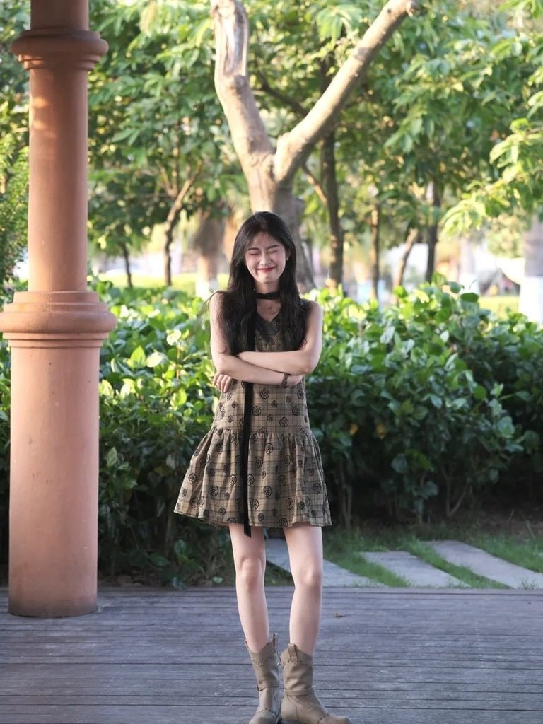 Mặc đầm suông mang giày gì