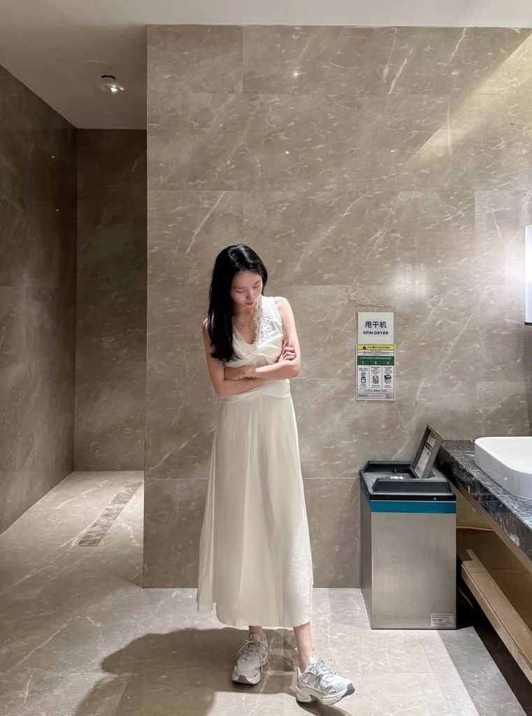 Mặc đầm suông mang giày gì
