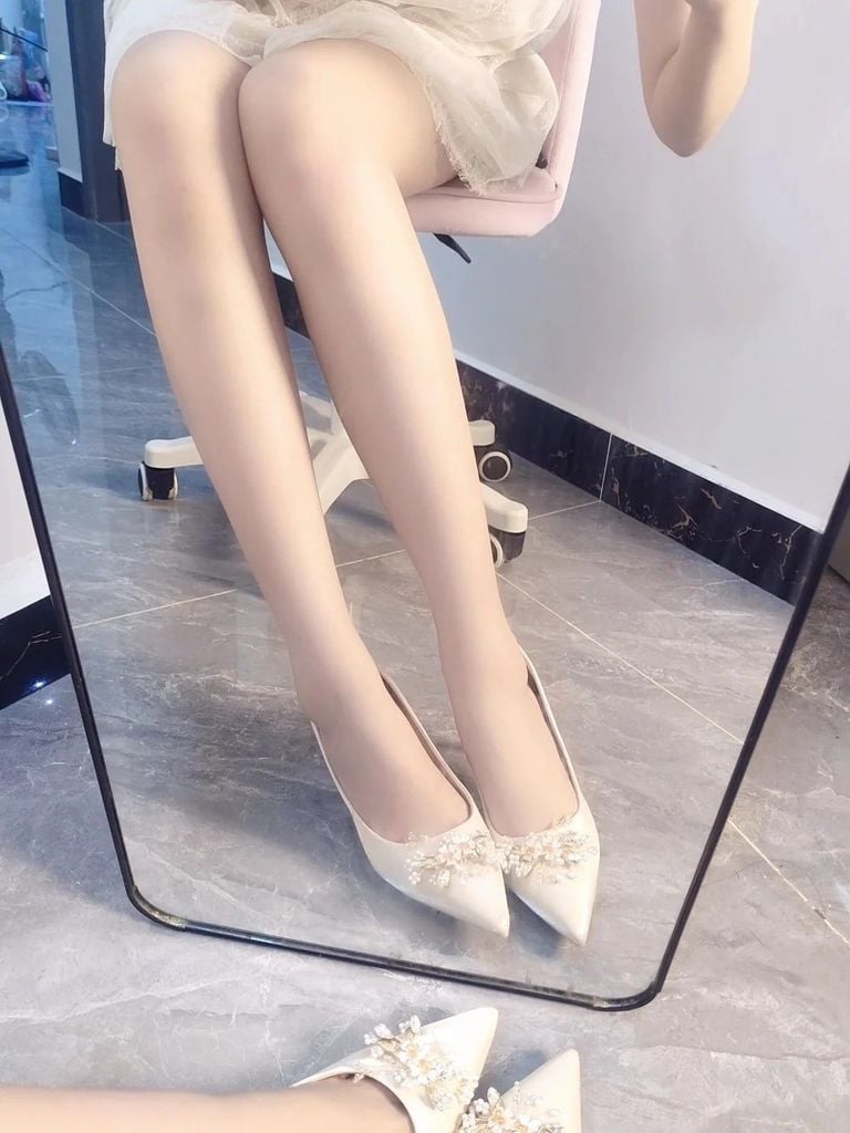Mặc đầm trắng mang giày màu gì