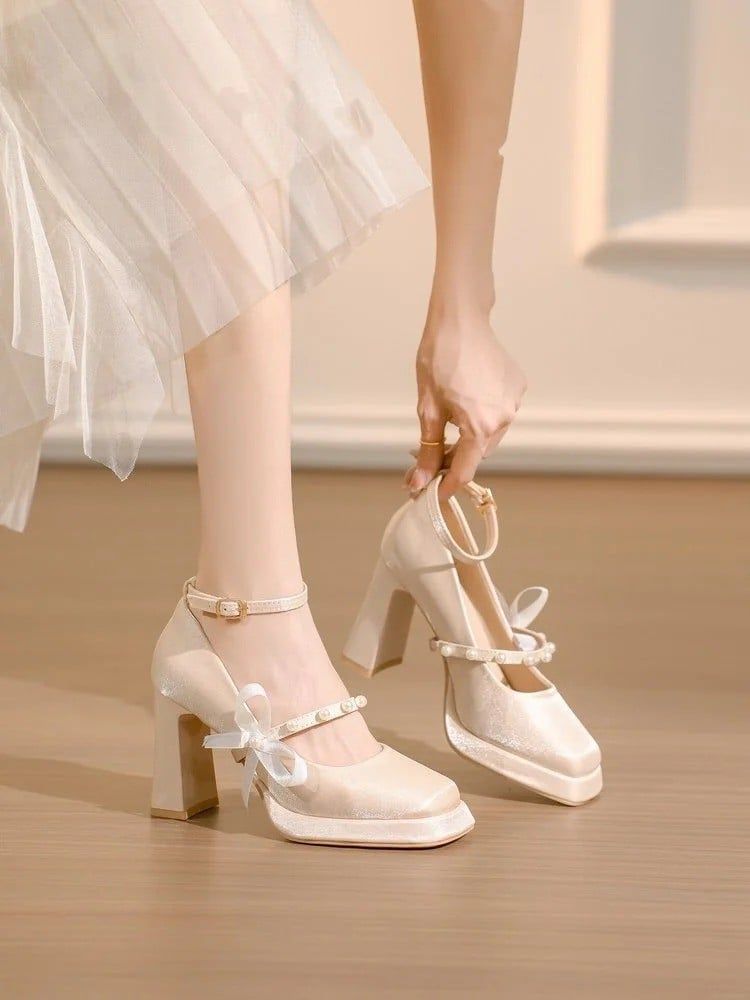 Mặc đầm trắng mang giày màu gì