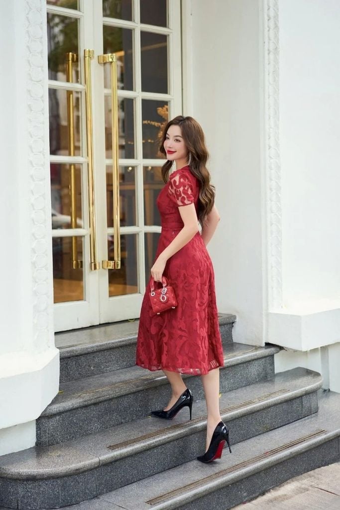 Mặc váy chữ A nên mang giày gì