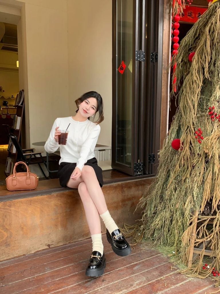 Mặc váy chữ A nên mang giày gì