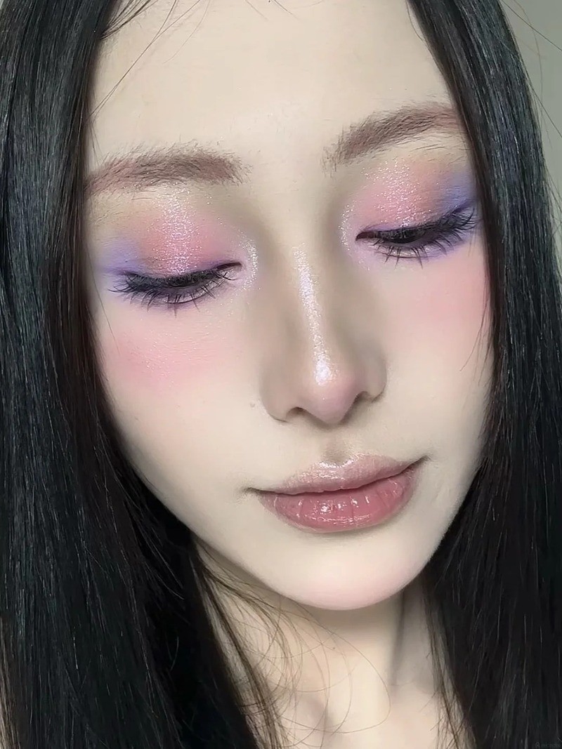 Makeup tone hồng tím