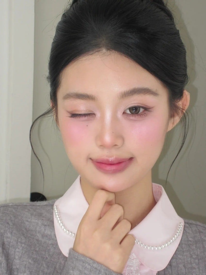 Makeup tone hồng tím