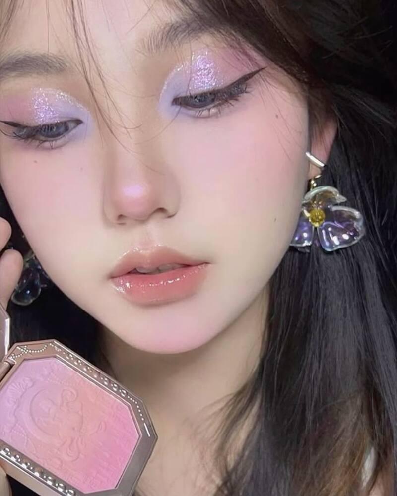 Makeup tone hồng tím