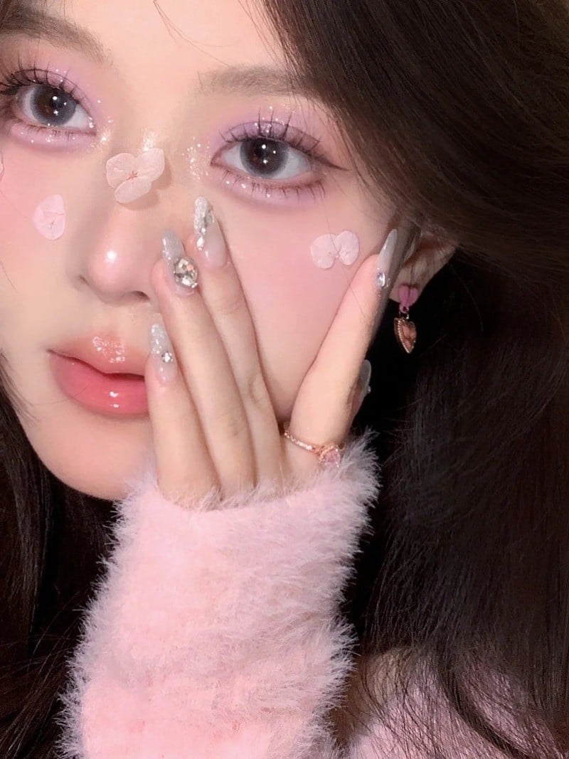 Makeup tone hồng tím