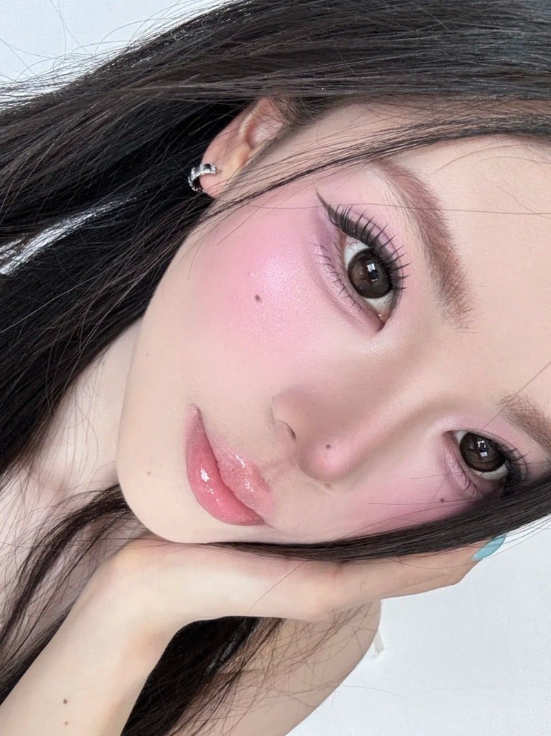 Makeup tone hồng tím