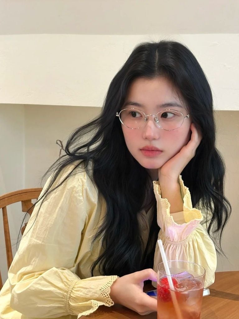 mặt trái xoan đeo kính gì