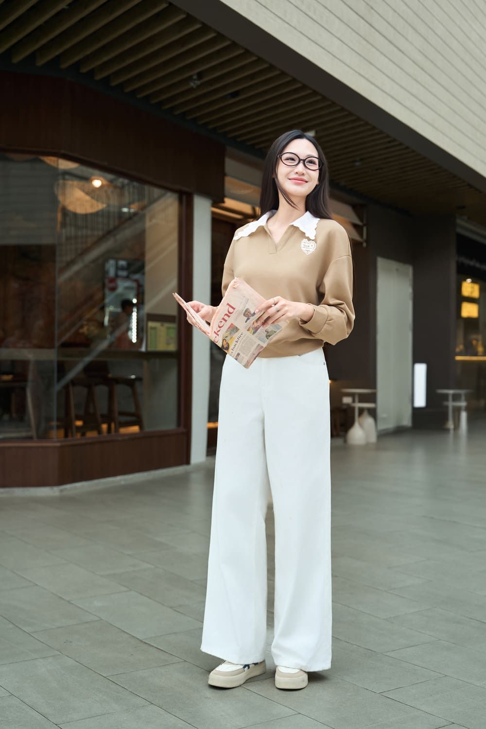 Kết hợp cùng với áo dài cách tân đơn sắc, giày mũi nhọn phá cách và một chiếc thắt lưng đơn giản. Thế là bạn đã có set đồ đỉnh cao rồi đó.