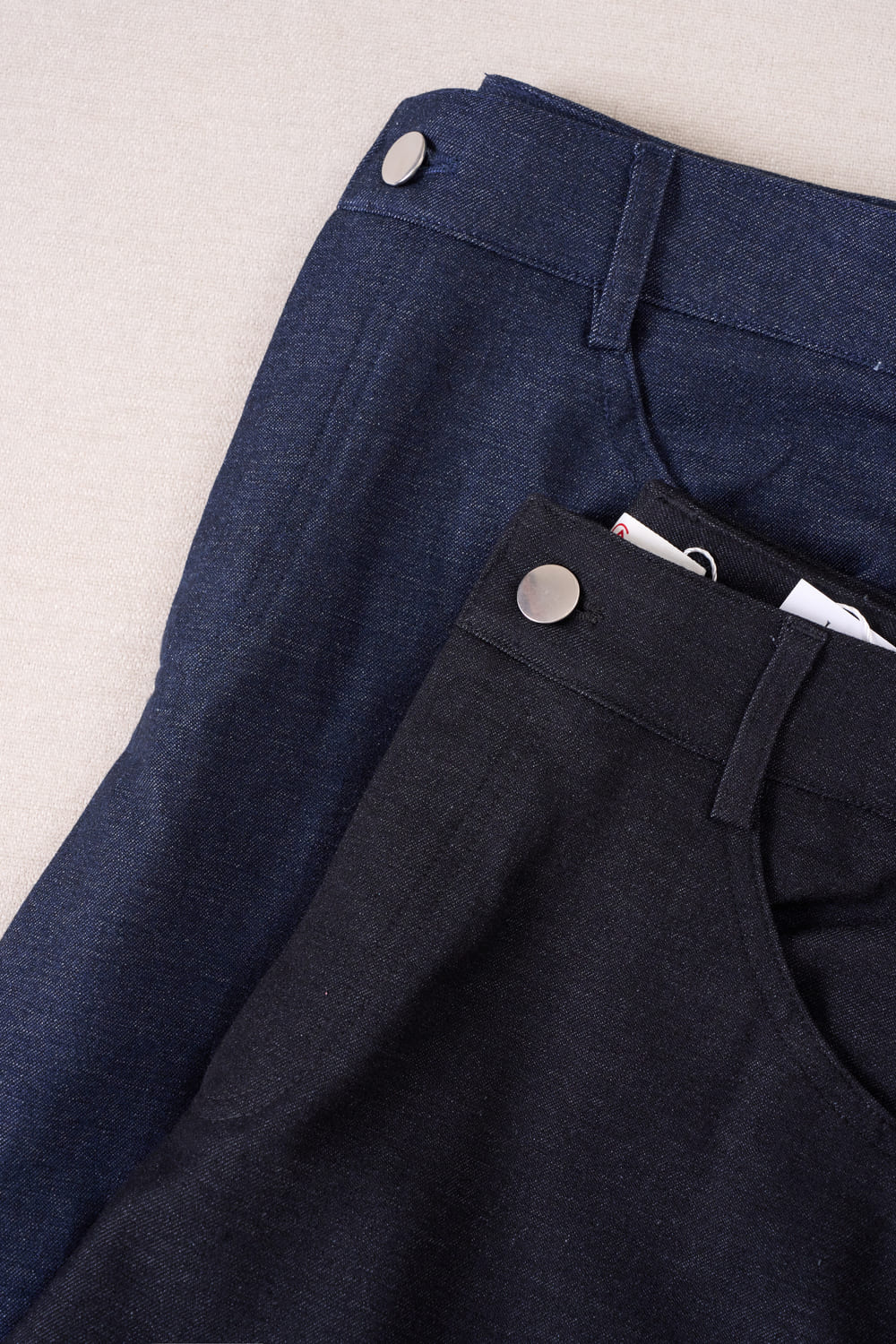 Quần denim mềm ống suông cạp to túi ốp sau có nắp