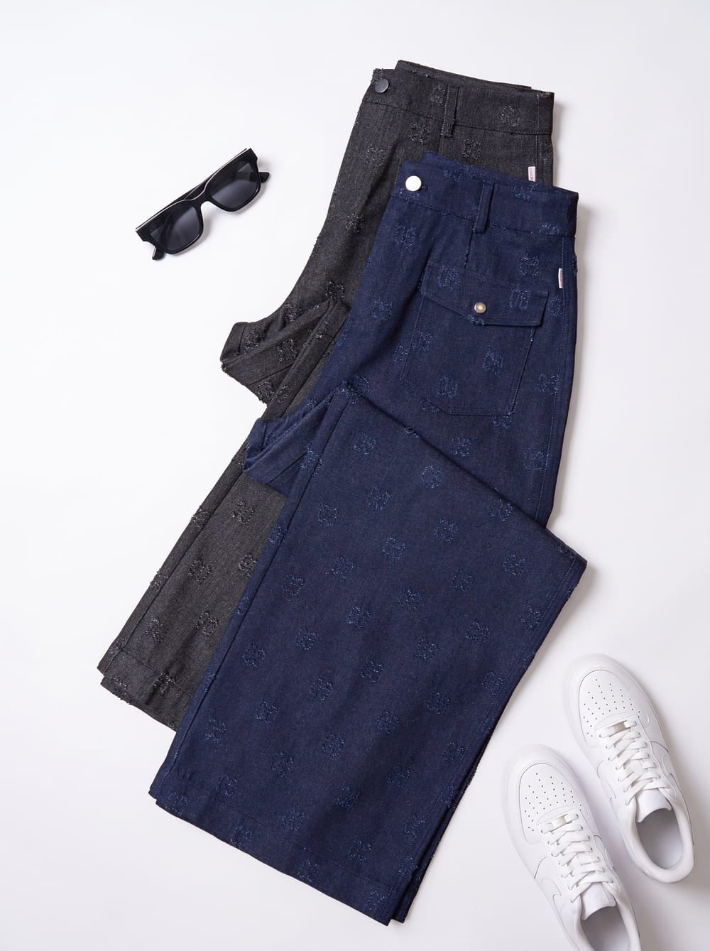 Quần denim suông túi ốp đính khuy nổi