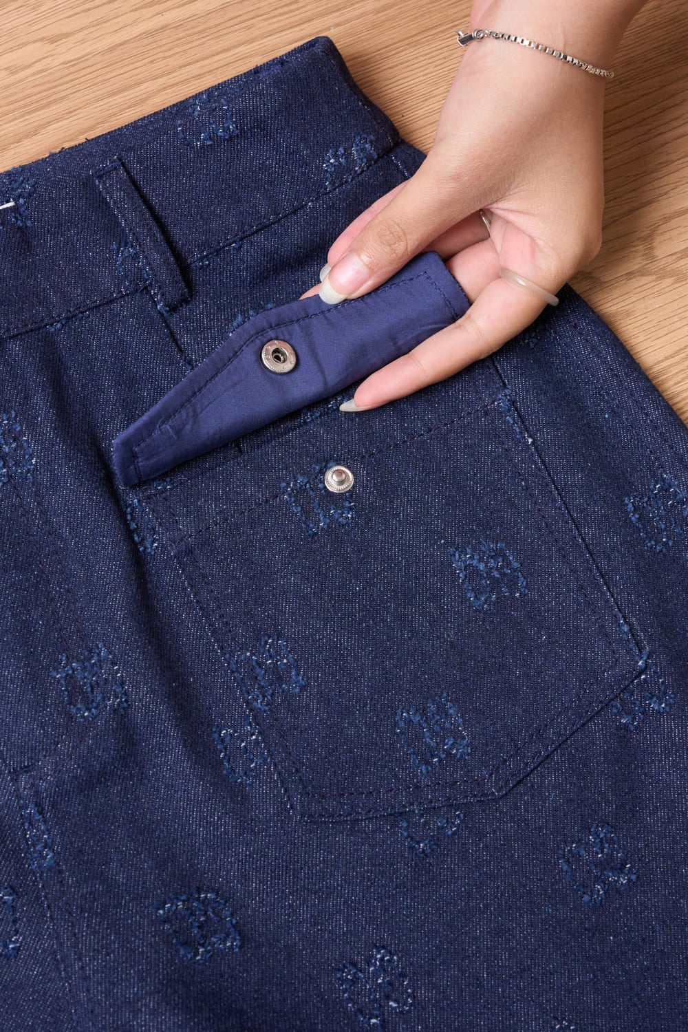 Quần denim suông túi ốp đính khuy nổi