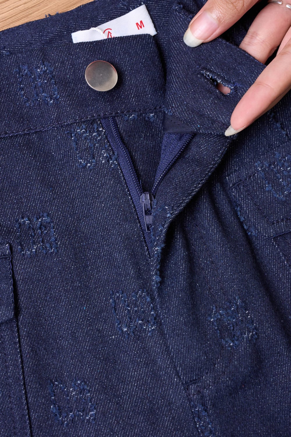 Quần denim suông túi ốp đính khuy nổi