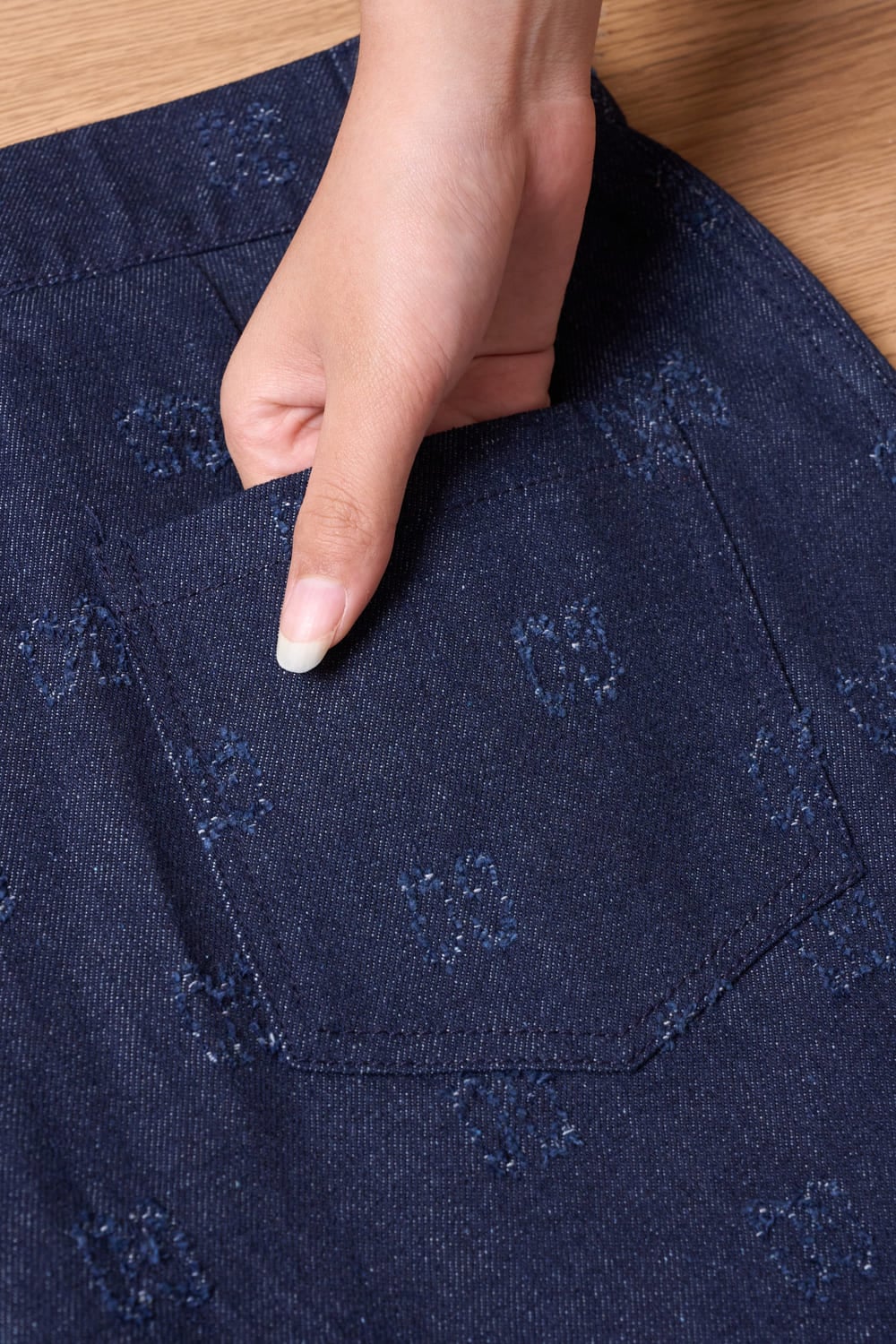 Quần denim suông túi ốp đính khuy nổi