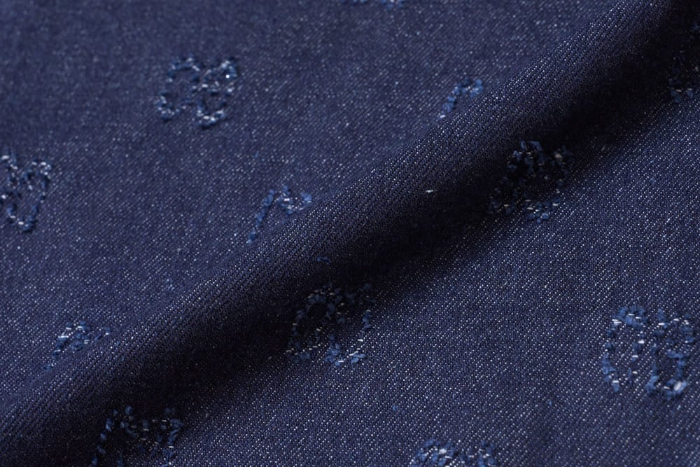 Quần denim suông túi ốp đính khuy nổi