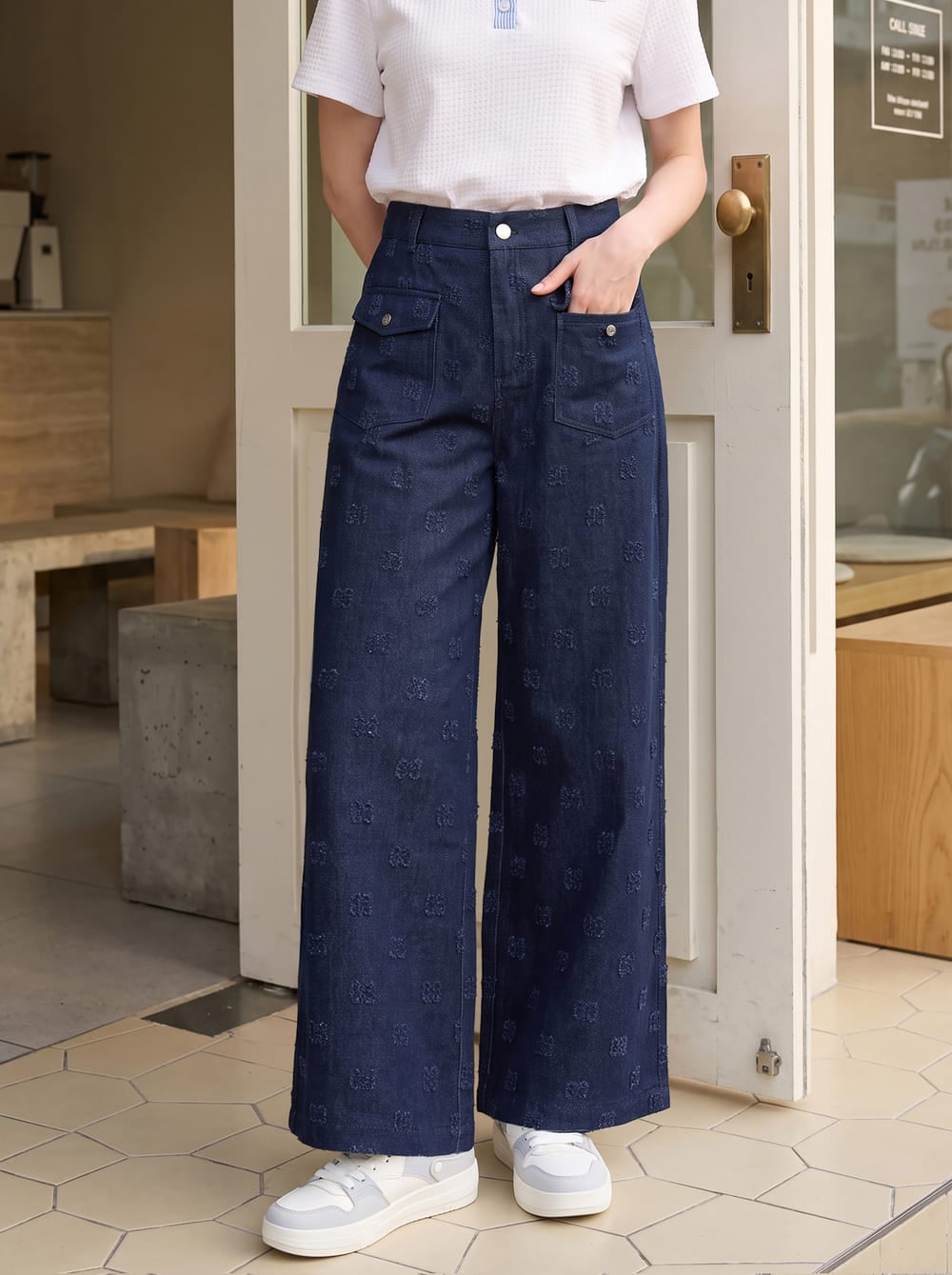 Quần denim suông túi ốp đính khuy nổi