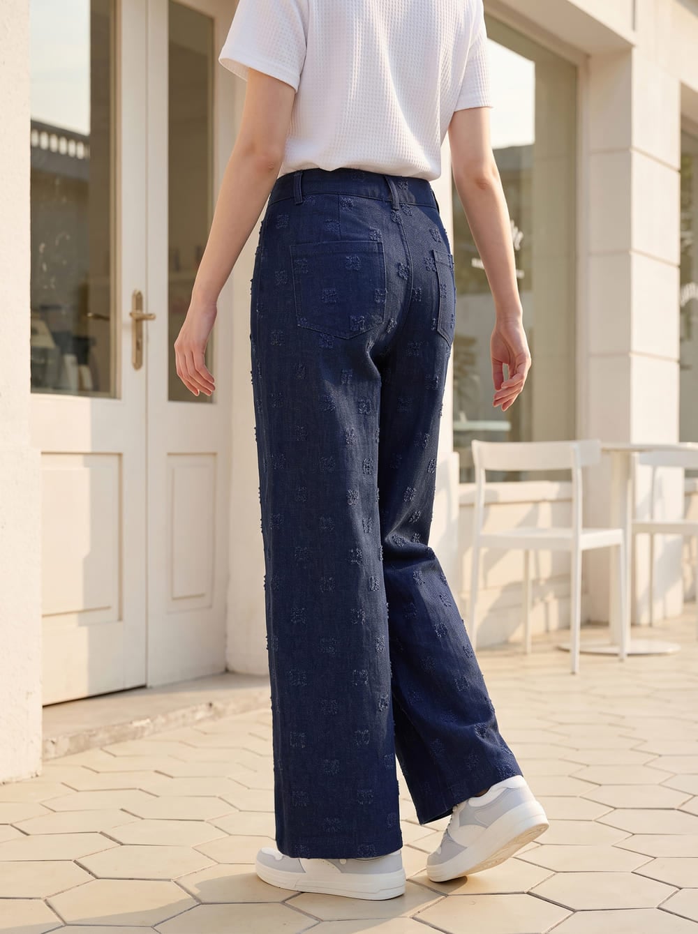 Quần denim suông túi ốp đính khuy nổi