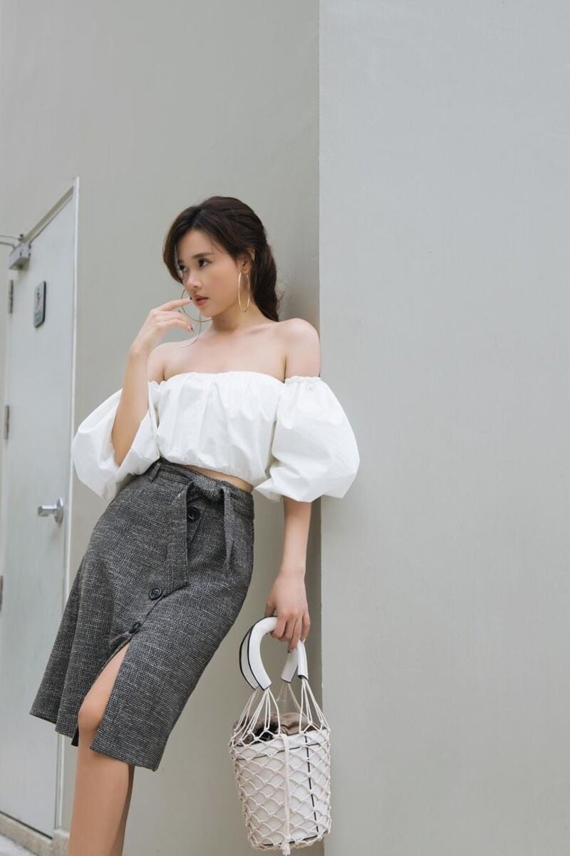 Quần giả váy mix cùng áo trễ vai