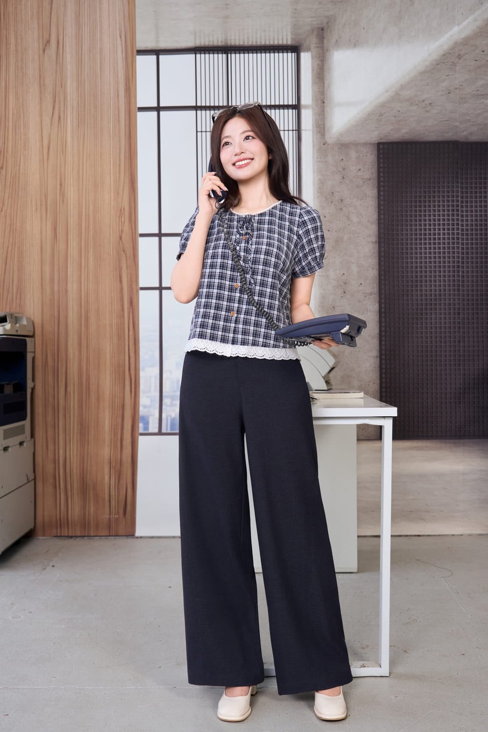 cách phối quần jean ống rộng cho người lùn