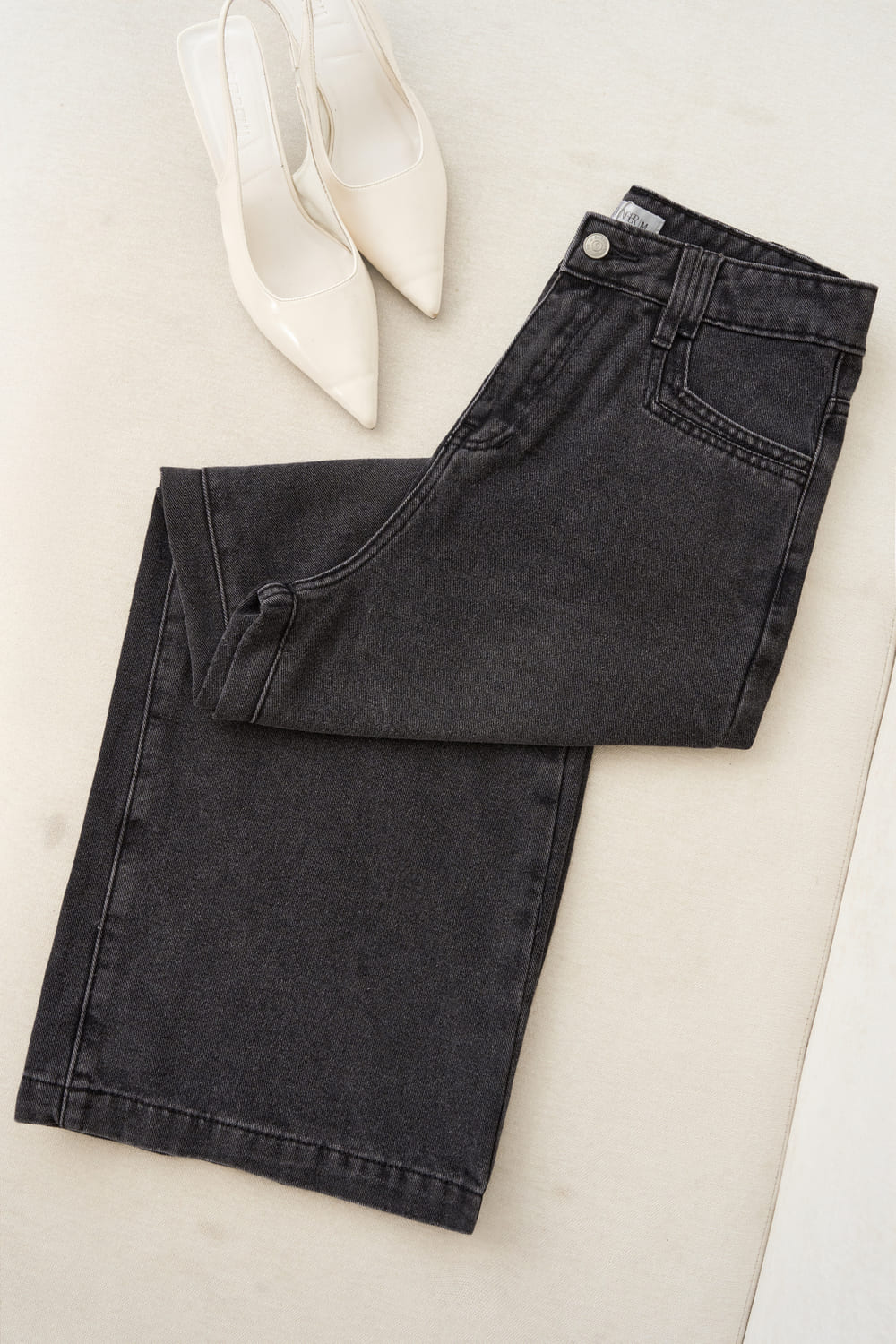 Quần jean suông cạp cao mài nhẹ