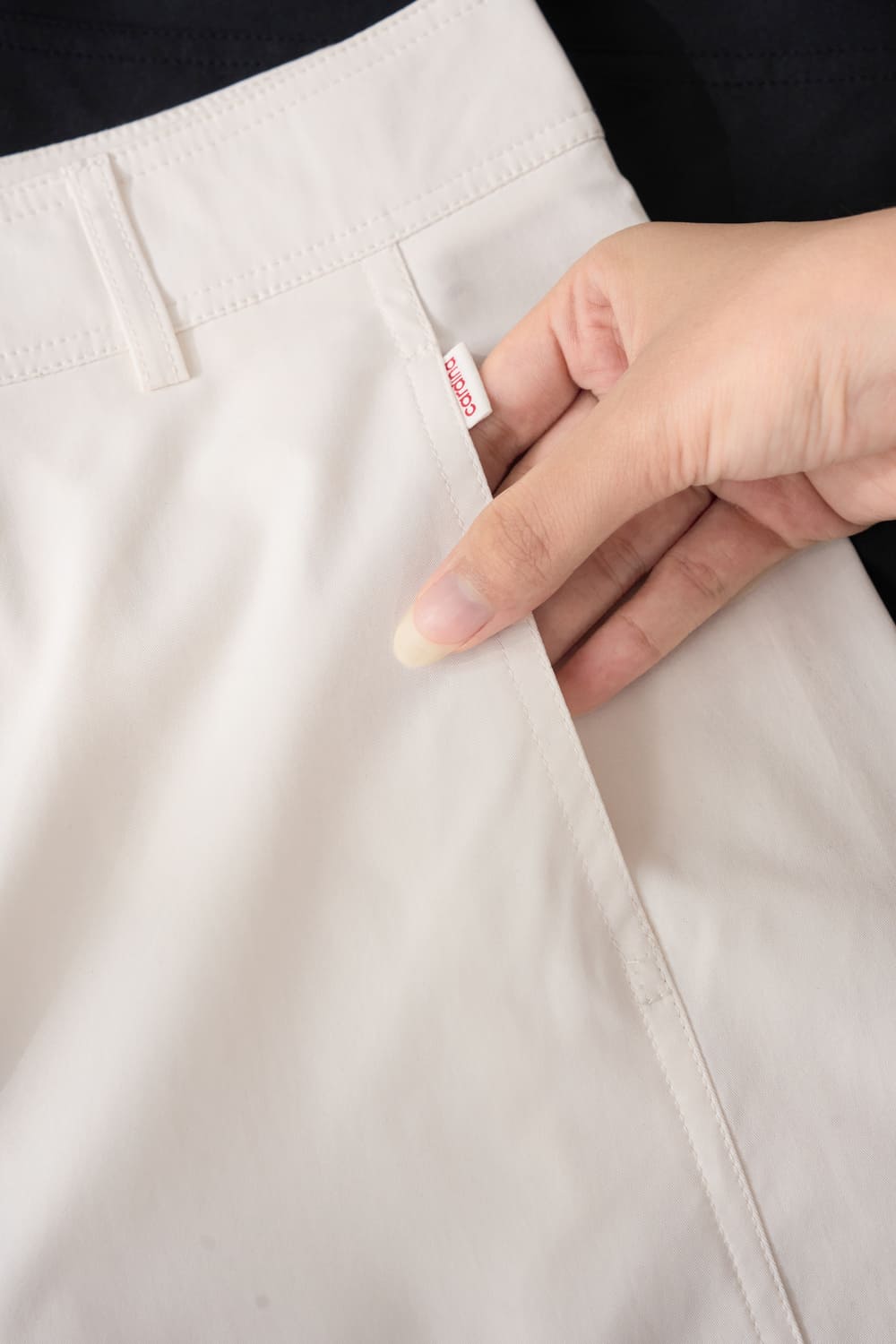 Quần dài nữ Cardina vải gió kaki dáng Barrel cạp cao túi dọc