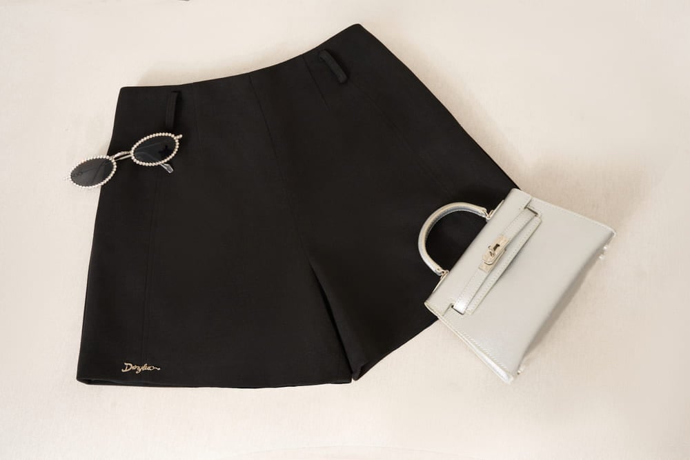 Quần short Younger Dòng Celia Vải Dạ ép ngắn dáng chữ A cạp phẳng