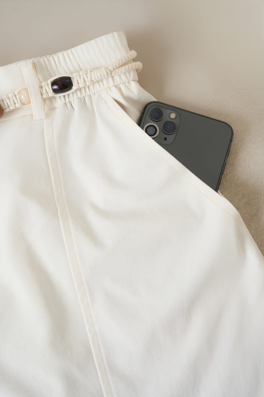 Quần sooc nữ vải kaki cạp cao dáng chữ A kèm dây đai trang trí.