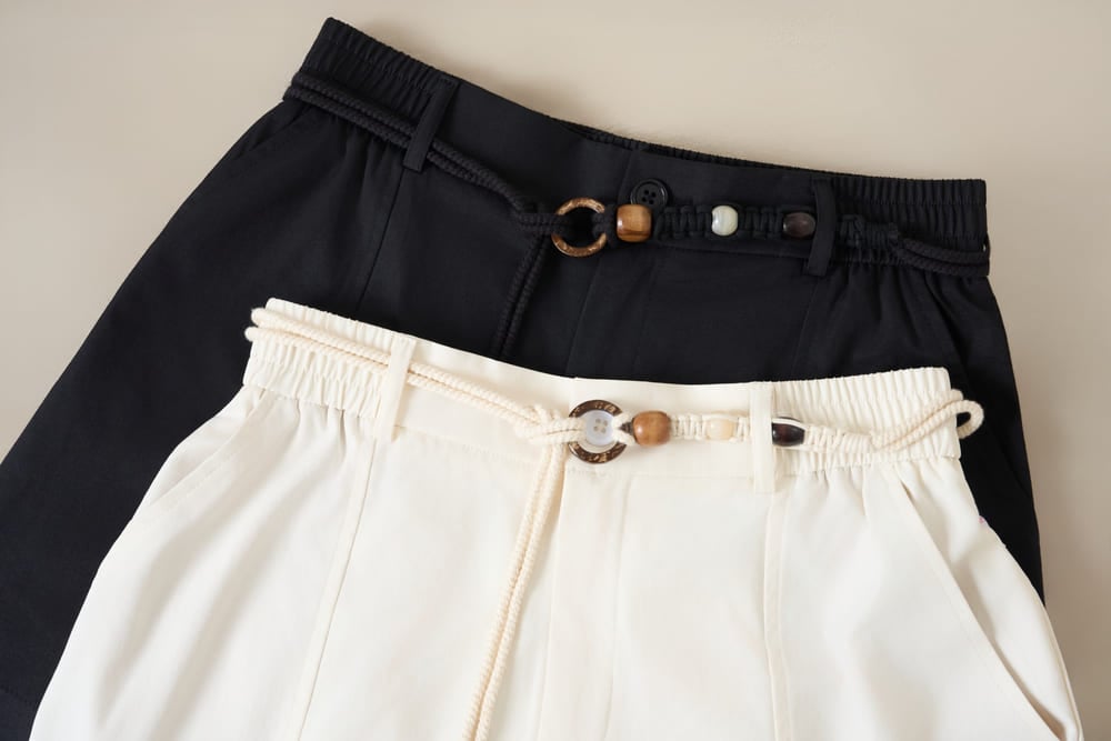 Quần sooc nữ vải kaki cạp cao dáng chữ A kèm dây đai trang trí.