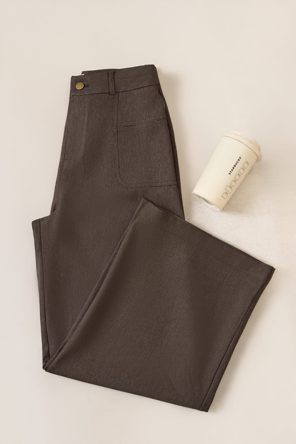 Quần denim mềm dáng suông cạp cao túi ốp trước hiện đại