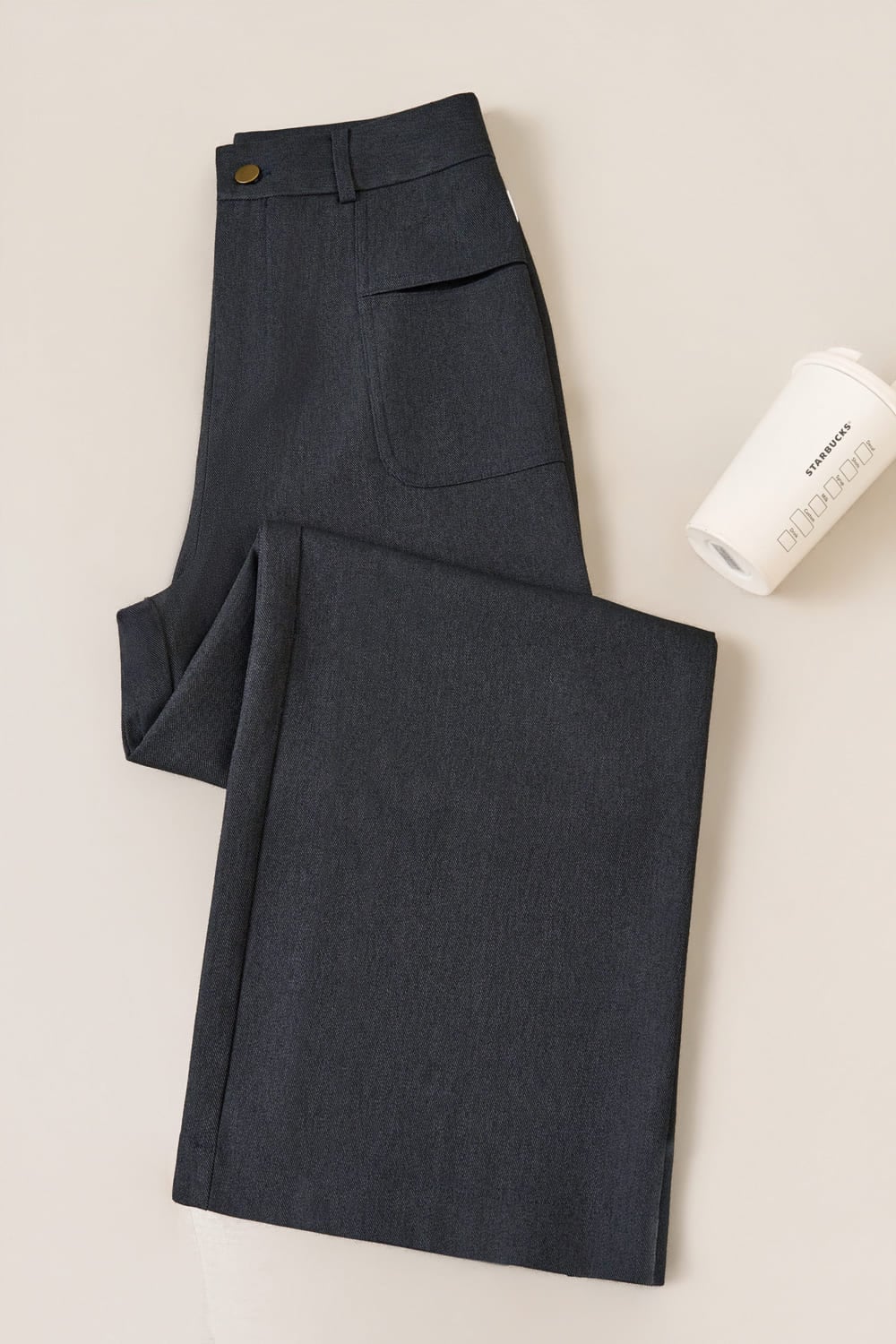 Quần denim mềm dáng suông cạp cao túi ốp trước hiện đại