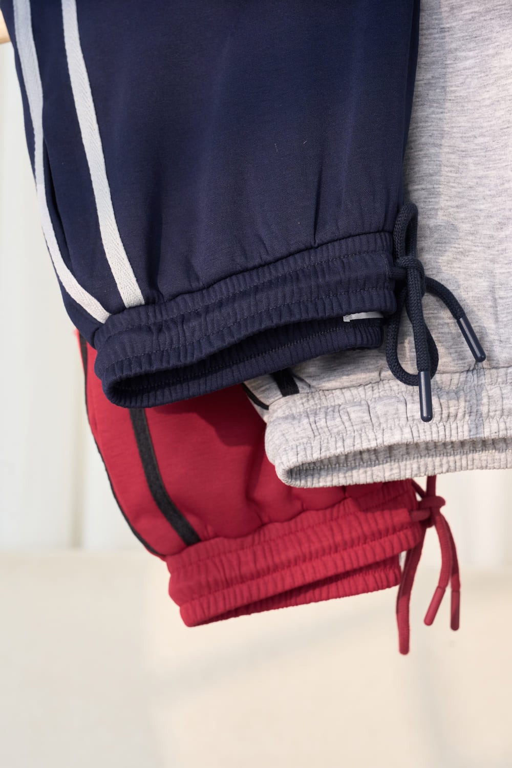 Quần nữ Younger dòng Streetwear vải umi mềm dáng bo gấu cạp chun phối sọc