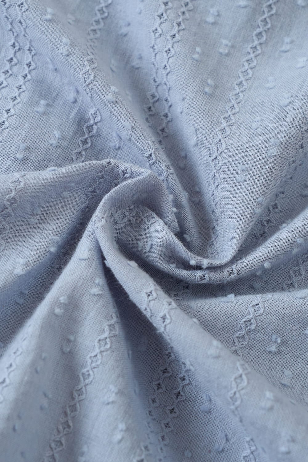 Set chân váy ngắn và áo tay cộc cổ tim vải thô thêu họa tiết.