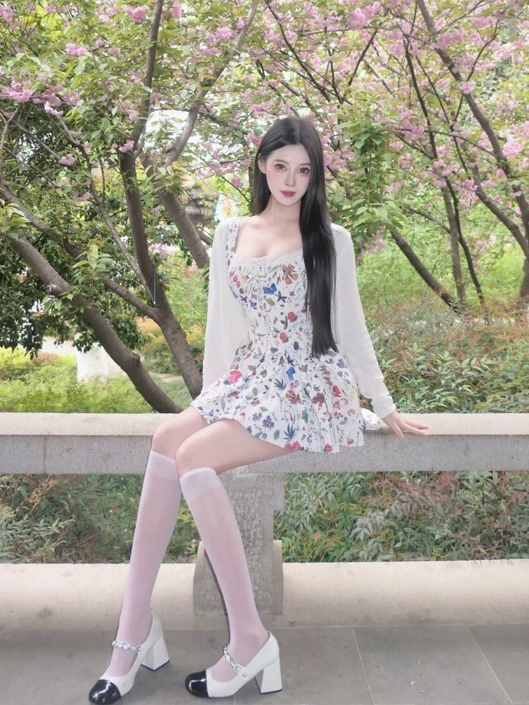 váy lolita kết hợp tất ngang gối