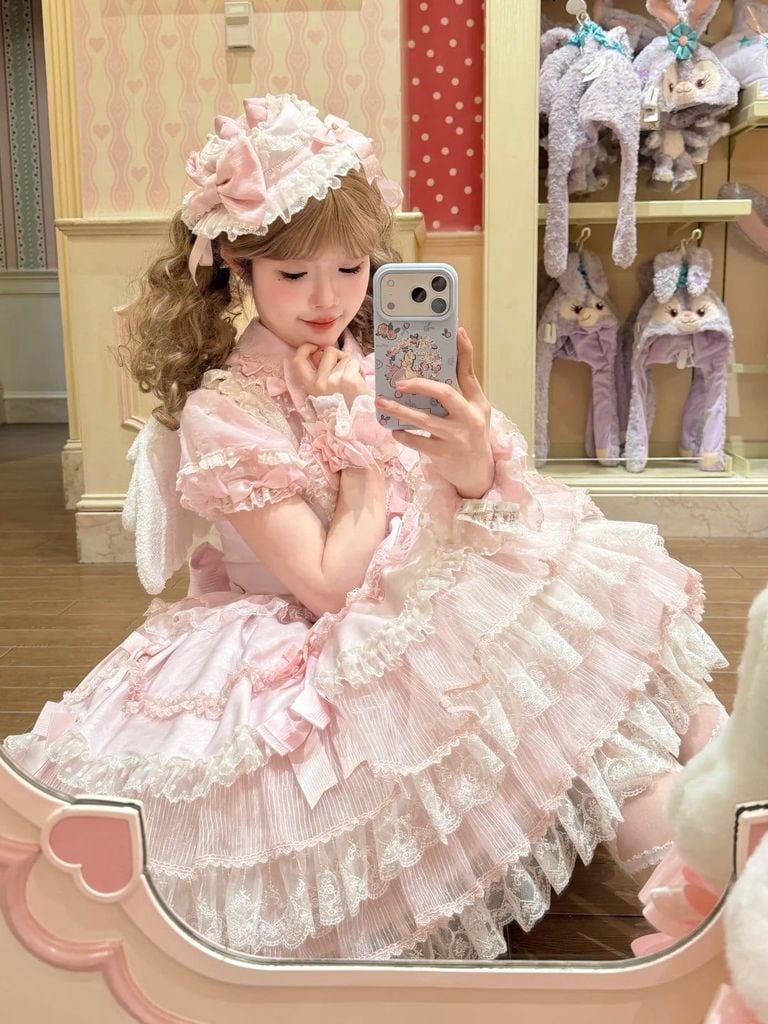 váy lolita kết hợp mũ đính nơ