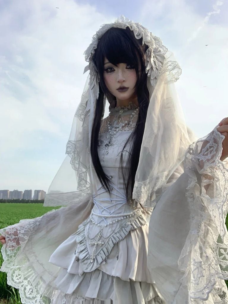 váy lolita cùng lớp make up đậm